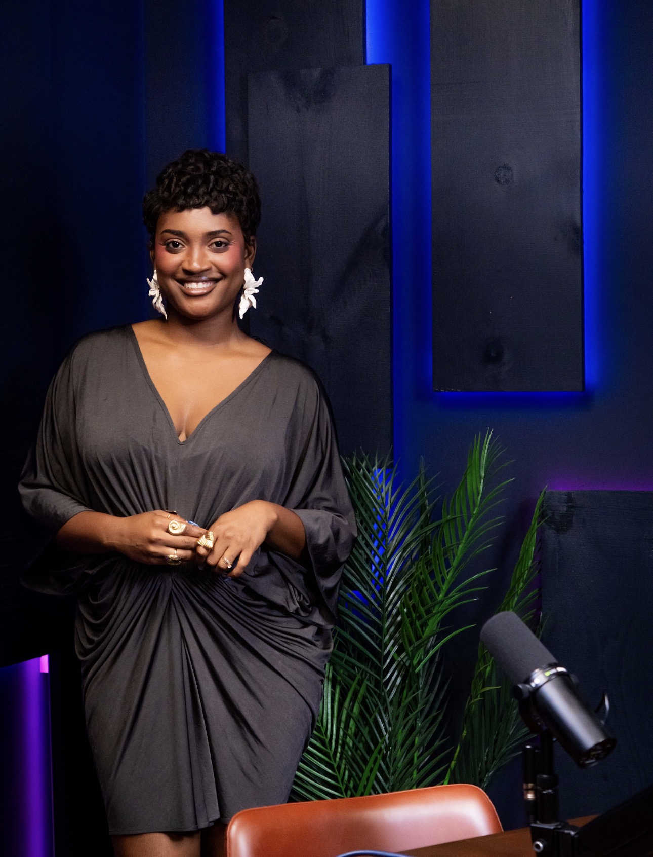 Stéphania Dorvilus, nouvelle voix d’AnFlannè Show, en studio.