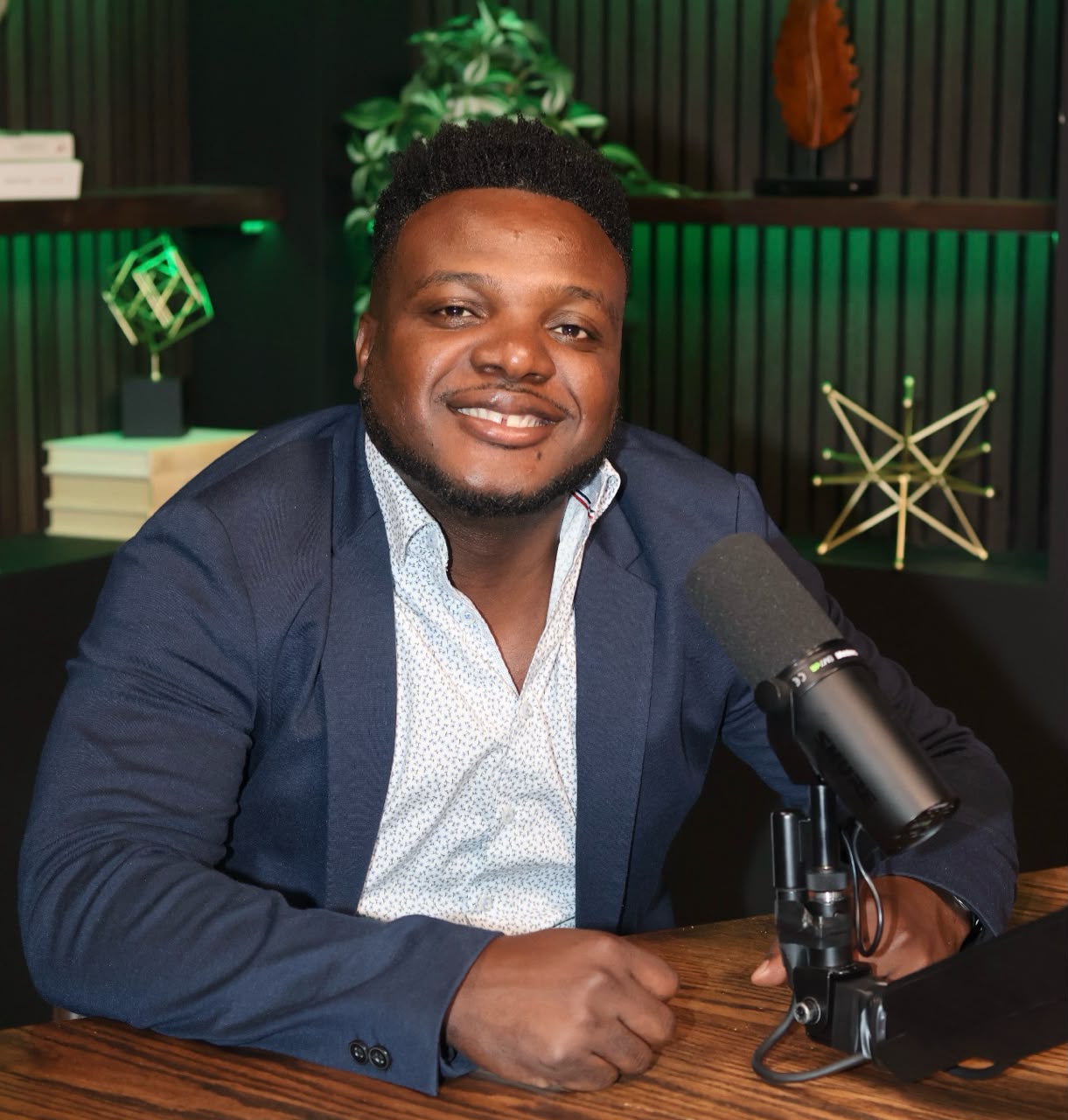 Bernadin Valeus, CEO de Lakay Group et animateur d’AnFlannè Show, en studio